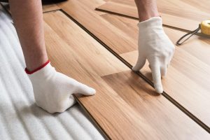 man installing laminate floor 310024286